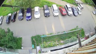 Соседи требуют убрать мусор у подъезда: кто виноват?