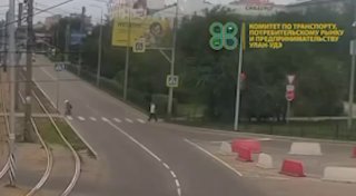 В Улан-Удэ на пешеходном переходе сбили велосипедиста — видео инцидента