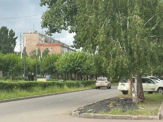 В Братске обновляют газоны на улице Кирова: подрядчик исправляет ошибки