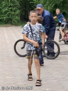 Инцидент в парке: мальчик с ножом напал на девочку, спасли взрослые