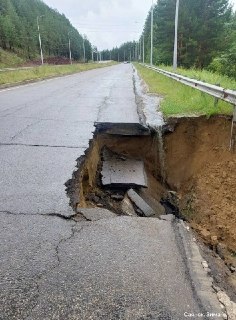 В Саянске образовалась крупная промоина на въезде в город