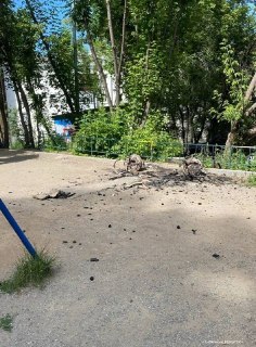 В Радужном подростки разжигают костры на детской площадке