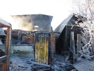 Пожар в Иркутске унес жизнь мужчины после неосторожного костра на веранде